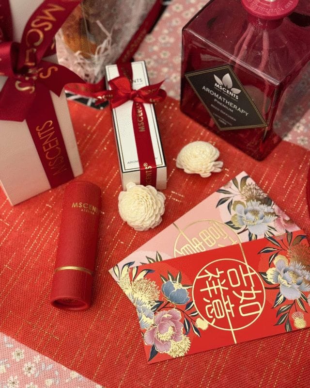 Gift package in red theme
